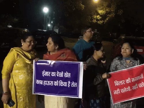 इमार गोमती ग्रीन सोसाइटी के लोगों का जोरदार प्रदर्शन:बोले- बिल्डर ने क्लब हाउस बेच दिया, बड़ा आंदोलन करेंगे