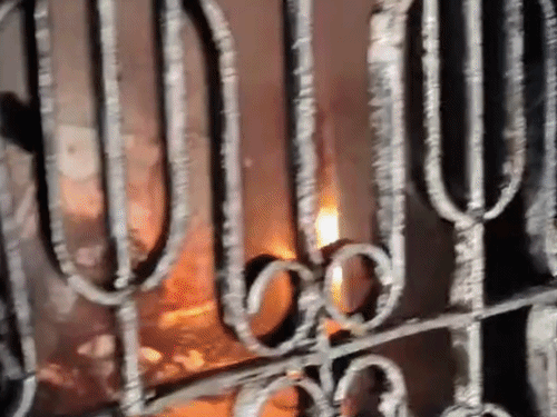 गोरखपुर में तीन मंजिला मकान पर आग लगी:3 लोग फंसे, फायर ब्रिगेड की टीम ने रेस्क्यू किया, डेढ़ घंटे में पाया काबू