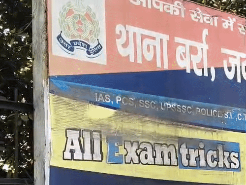 बर्रा में पति-पत्नी का झगड़ा निपटाने पहुंचे दरोगा पर हमला:बाइक से हटने को कहने पर गाली-गलौज, 3 महिलाओं समेत 7 पर FIR