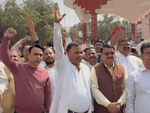 इंटर्न डॉक्टर व मेल नर्स पर लगा प्रतिबंध:मेडिकल कॉलेज में विवाद का नहीं निकला हल; जारी रहेगा धरना