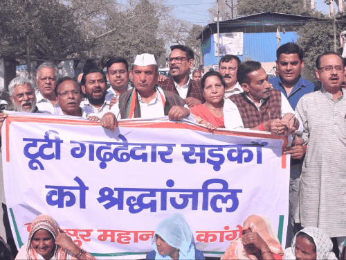 कानपुर में कांग्रेस का अनोखा प्रदर्शन:टूटी सड़क पर कफन, फूल और अगरबत्ती लगाई, जिम्मेदार विभागो के खिलाफ की नारेबाजी