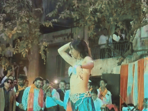 कानपुर कचहरी में होली मिलन समारोह का आयोजन:फिल्मी गीतों पर डांसरों ने लगाए ठुमके, अन्नू अवस्थी के चुटकुलों से लोटपोट हुए अधिवक्ता