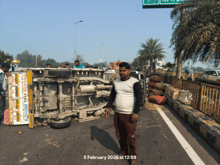 अयोध्या में पलटा ओवरलोड वाहन,खुली पोल:दुर्घटना के बाद हाईवे पर काफी देर तक यातायात बाधित रहा, लंबा जाम लग गया