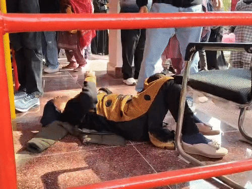 सहारनपुर जिला अस्पताल में पर्ची बनवाने पहुंची मरीज हुई बेहोश:लाइन में लगे तीमारदार हाथों में उठाकर ले गए इमरजेंसी, गिरने के बाद भी स्टाफ बना रहा तमाशबीन