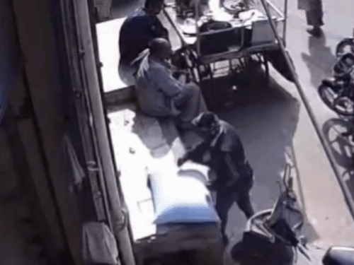 सहारनपुर में दुकान से चीनी की बोरी चोरी…CCTV:बाइक पर रखकर ले गया चोर, पहले 20 मिनट तक दुकान के बाहर बैठा रहा