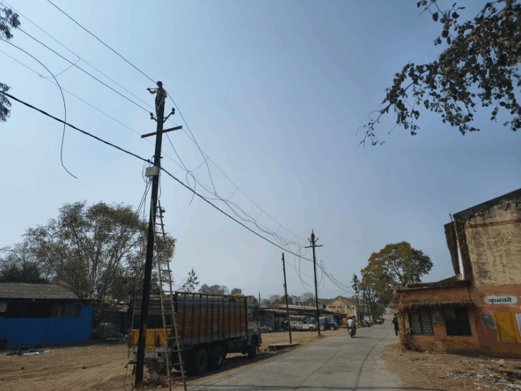 सीहोर में सड़क पर झूल रहे बिजली के तार:बिना सुरक्षा उपकरण काम कर रहे कर्मचारी, ठेकेदार ने नहीं लगाए बैरिकेड, हादसों का खतरा