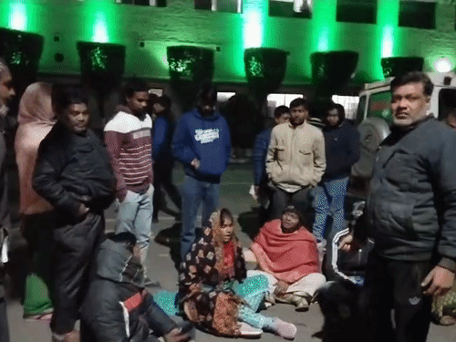 रेलवे कर्मचारी की मौत पर डीआरएम दफ्तर में भारी हंगामा:शव रखकर परिजनों ने किया प्रदर्शन, जबरन ड्यूटी और इंचार्ज की प्रताड़ना से मौत का आरोप