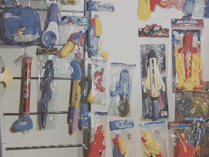 होली के लिए बाजार में पिचकारियों की नई वैरायटी:सीहोर में त्रिशूल, हथौड़ा, इलेक्ट्रॉनिक गन और नागिन की बढ़ी मांग