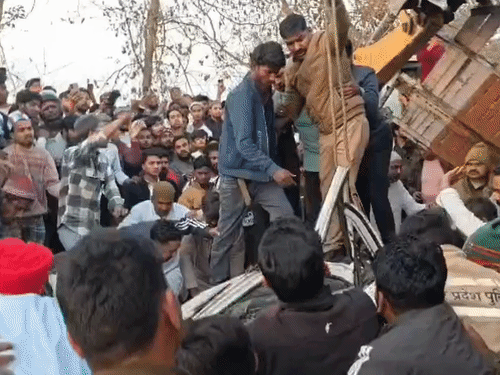 बरेली में मौत को मात देकर सुरक्षित निकले रिटायर्ड दरोगा:चमत्कार देख लोग हैरान, गन्ने से लदा ट्रक कार पर पलटा, ओवरलोड ट्रक ने कार को किया चकनाचूर