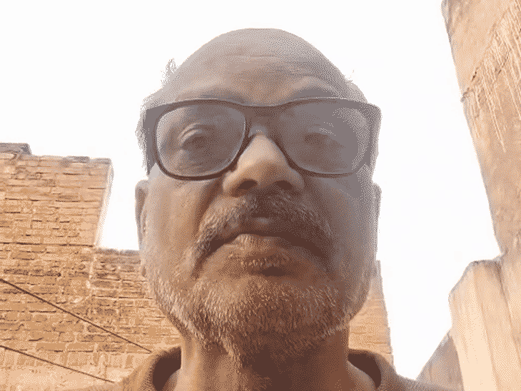 नगर पालिक क्लर्क का मौत से पहले का VIDEO:कहा- फर्जी साइन नहीं किए तो कचरा गाड़ी गिनने में ड्यूटी लगाई, झांसी में सुसाइड किया था