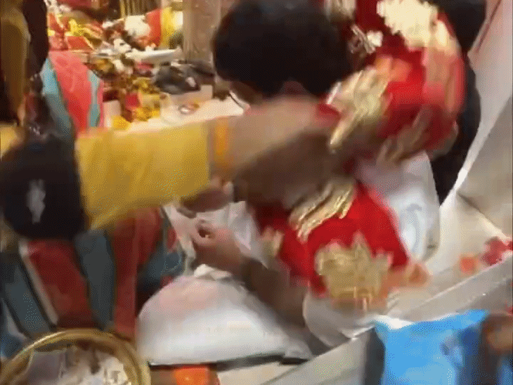 मैहर के शारदा मंदिर में बंदूक लेकर गए राजा भैया:विधायक की बंदूक पर पुजारी ने बांधी चुनरी, सुरक्षा व्यवस्था पर उठे सवाल