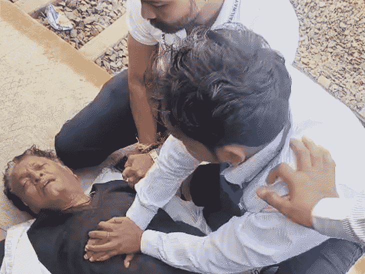 कुबेरेश्वर धाम महोत्सव से लौटे श्रद्धालु की स्टेशन पर मौत:रेलवे स्टेशन पर अचानक गिरे, स्टॉफ ने सीपीआर दिया, फिर भी नहीं बची जान