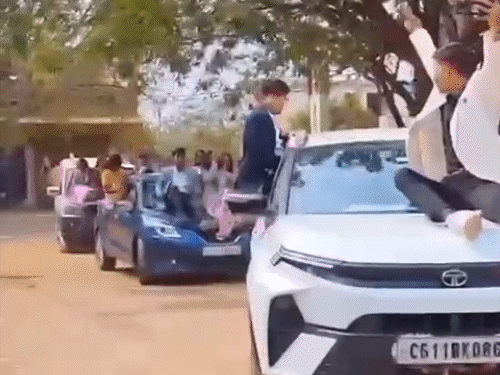 जांजगीर-चांपा में छात्रों का बोनट पर खतरनाक स्टंट, वीडियो:फेयरवेल पार्टी में कार के बोनट पर स्टूडेंट्स की एंट्री, सूरजपुर में हूटर बजाते हुए पहुंचे