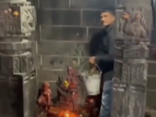 महाराष्ट्र में मुस्लिम विधायक शिवरात्रि पर मंदिर पहुंचे:दावा- उनके जाने के बाद शिव मंदिर में गोमूत्र छिड़ककर शुद्धिकरण किया गया, VIDEO