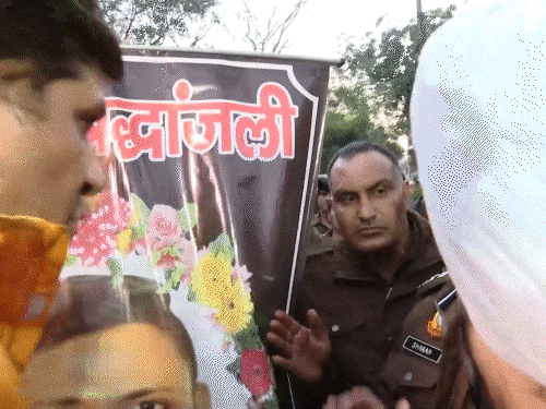 बाइकर डेथ केस-AAP नेता सौरभ भारद्वाज हिरासत में लिए गए:कैंडल मार्च निकाल रहे थे; 15-फीट गहरे गड्ढे में गिरकर युवक की मौत हुई थी