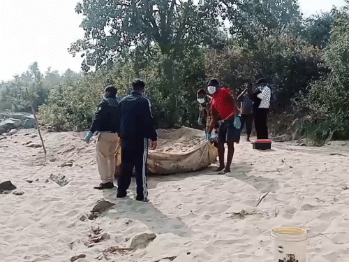 दो-बच्चों की मां ने बॉयफ्रेंड संग मिलकर पति को मार-डाला:छिपकर की थी शादी, बहाने से बुलाकर खुरपी से वार किया; शव रेत में दबाया