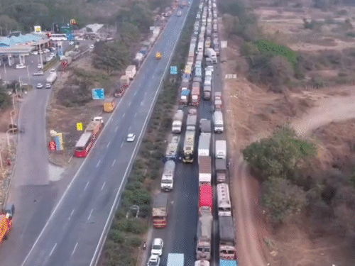 मुंबई-पुणे एक्सप्रेसवे पर 35 घंटे से जाम:20km तक गाड़ियों की लाइन लगी; लोगों दो दिन से बिना खाना-पानी और टॉयलेट के फंसे