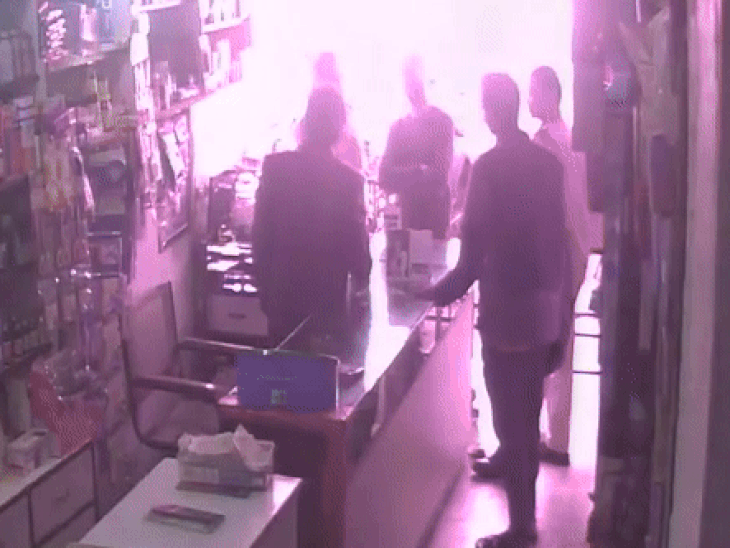 जबलपुर में BJP बूथ अध्यक्ष से मांगी फिरौती:बदमाशों ने दी धमकी, कहा- दुकान चलानी है तो हर महीने देने होंगे 50 हजार रुपए