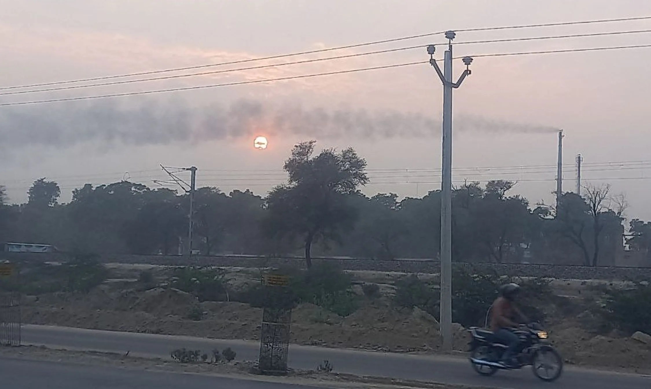 शहर की फैक्ट्रियां उगल रही धुंआ, पर्यावरण प्रदूषण के नियम हवा में