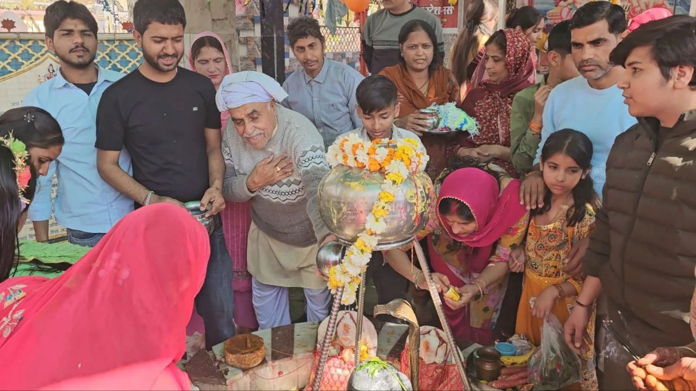 महाशिवरात्रि पर शिव का जलाभिषेक, मंदिरों में रही शिव भक्तों की भीड़
