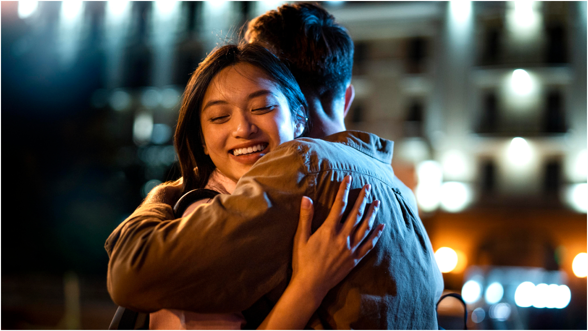 Hug Day 2026: ‘लग जा गले’ जादू की झप्पी के साथ पार्टनर से कहें दिल की बात, भेजें ये खास मैसेज