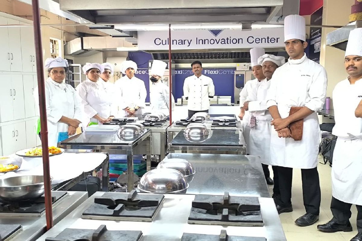 उद्योग की जरूरतों के अनुरूप होटल मैनेजमेंट पेशेवर को प्रशिक्षण