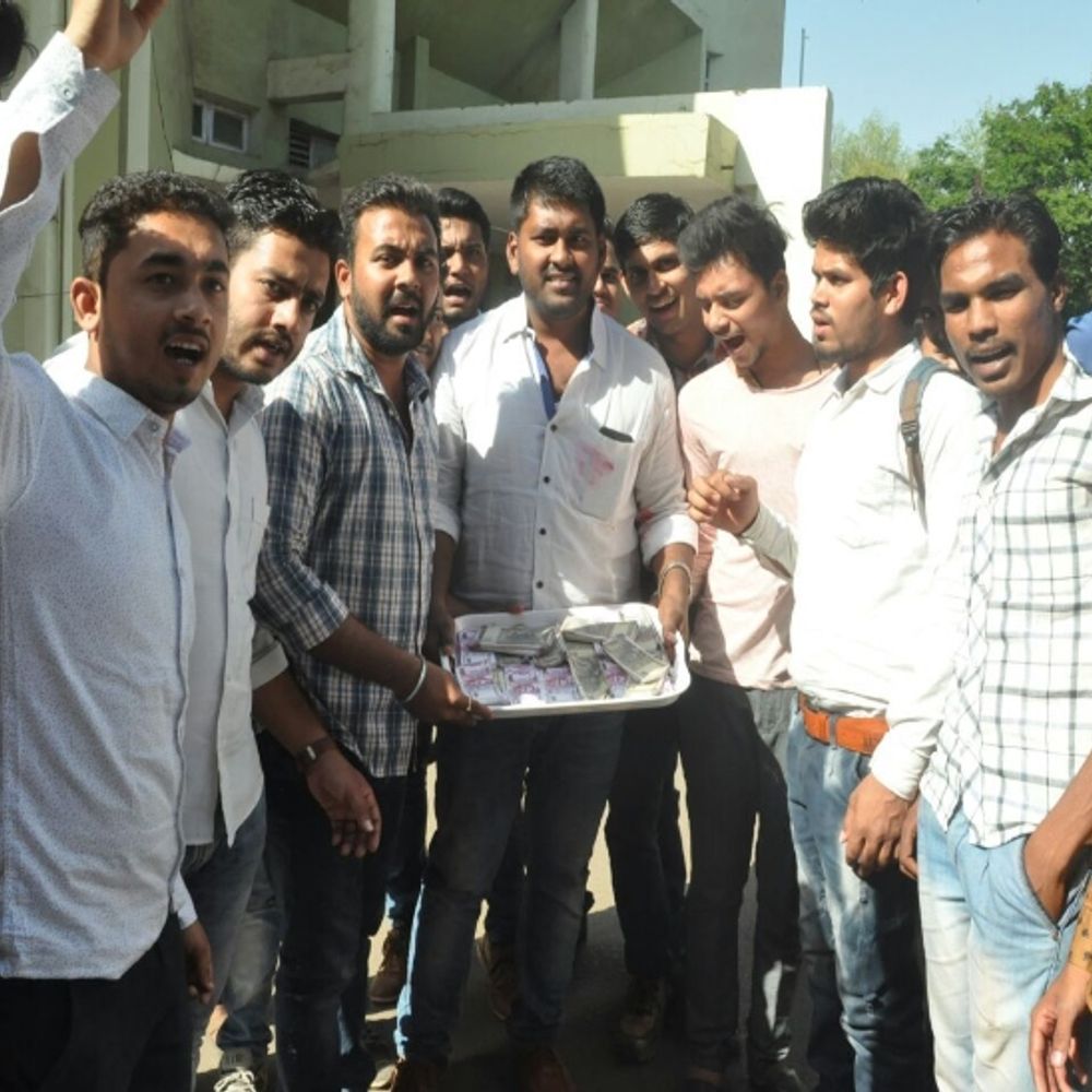 असिस्टेंट ड्रग कंट्रोलर नेताम के खिलाफ NSUI का प्रदर्शन आज:नकली दवाओं के कारोबारियों से सांठगांठ का आरोप;संजय नेताम को 5 लाख कैश देंगे कार्यकर्ता