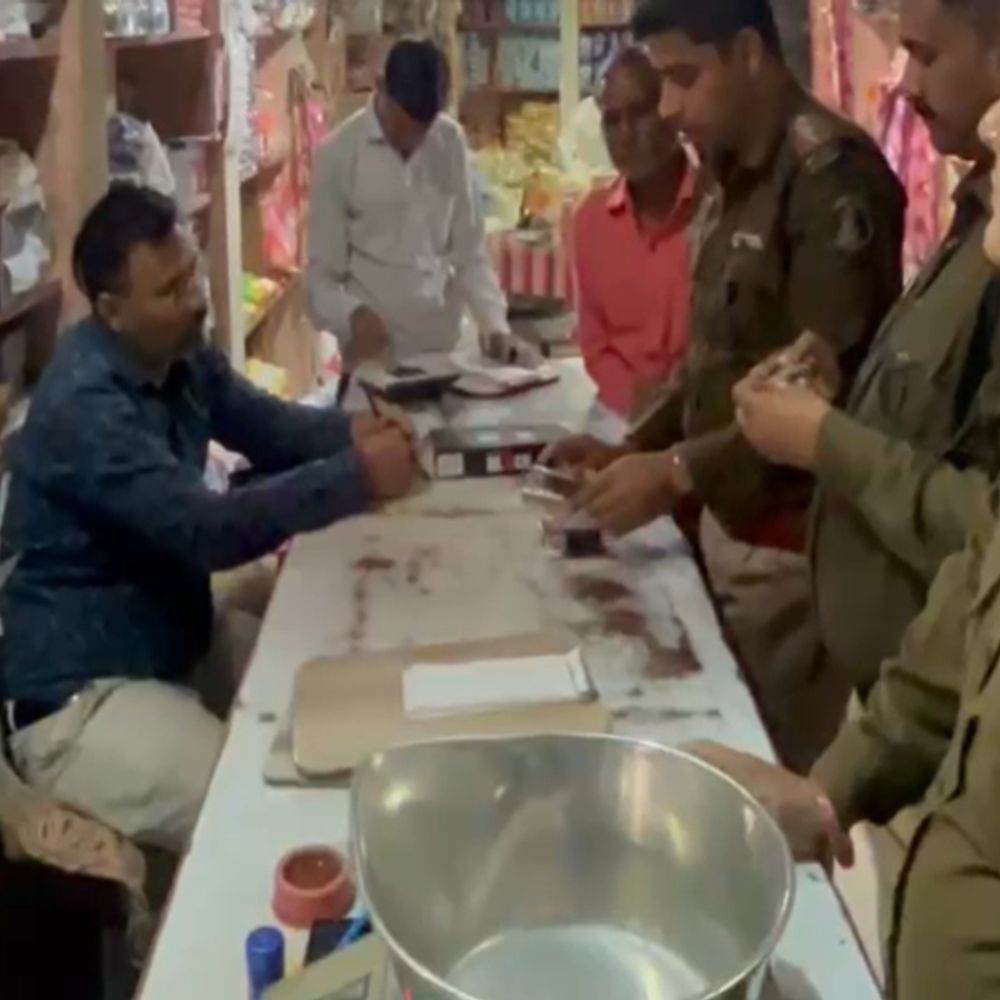 कवर्धा में नशे के खिलाफ पुलिस की कार्रवाई:गोगो पेपर और प्रतिबंधित नशीली सामग्री बरामद, दुकानदारों को सख्त दी चेतावनी