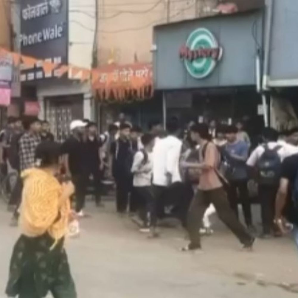किस डे के दिन ट्यूशन पढ़ने पहुंचे छात्रों में मारपीट…VIDEO:गर्लफ्रेंड पर टिप्पणी करने पर भिड़े नाबालिग, थप्पड़ चले; सोशल मीडिया में वीडियो हुआ वायरल