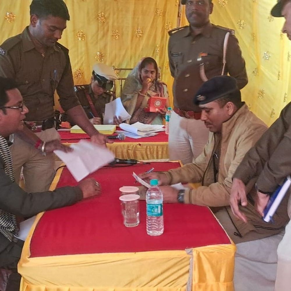 औरंगाबाद में जनता दरबार लगा, एसपी ने सुनी परेशानी:शिकायत मिलने पर खुद जांच करने पहुंचे; पीड़ित बोला- जमीन पर जबरन कब्जा हुआ