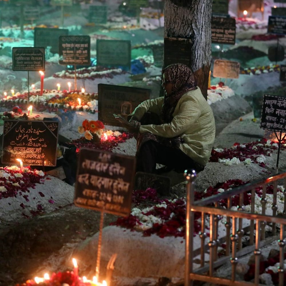 लखनऊ शबे बरात पर कब्रिस्तान में उमड़ी भीड़:पूर्वजों की कब्रों पर बरसे अकीदत के फूल , मोमबत्तियों से रौशन हुई कब्र , कुरआन पढ़कर मांगी दुआ