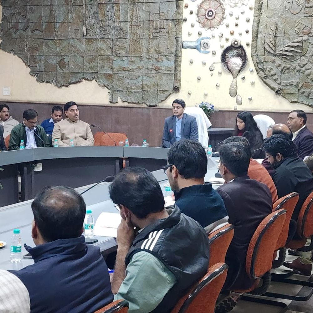 मालनपुर औद्योगिक इकाइयों की कलेक्टर ने ली बैठक:कर्मचारियों के परिवहन, फायर सेफ्टी, पर्यावरण संरक्षण को लेकर दी हिदायत