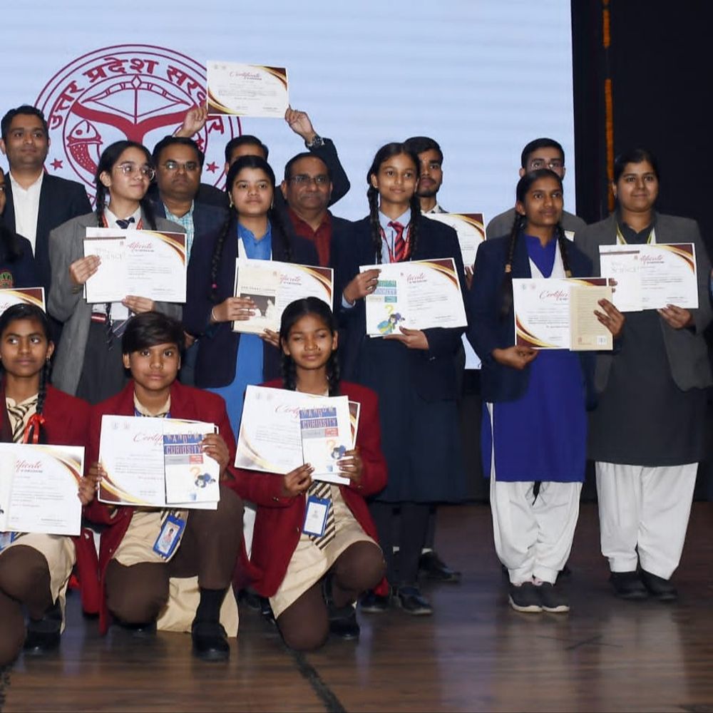 आजमगढ़ में सड़क सुरक्षा कार्यक्रम के तहत बच्चों का सम्मान:जिले में लगातार सड़क सुरक्षा जागरूकता के तहत किया जा रहा है जागरूक सड़क दुर्घटनाओं को रोकना मकसद