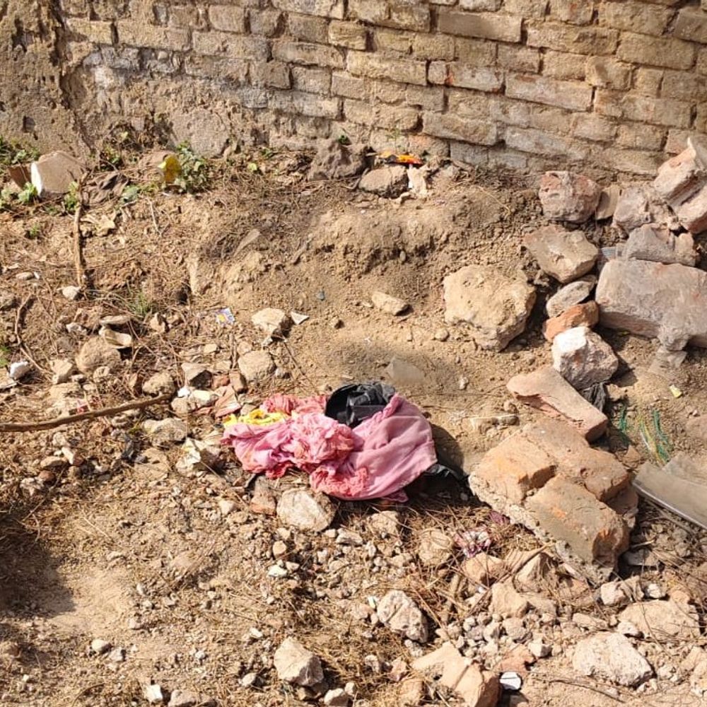 पटना-चहारदीवारी के पास कपड़े में लिपटा मिला नवजात का शव:सीसीटीवी फुटेज खंगाल रही पुलिस, नहीं मिला सुराग; गर्दनीबाग इलाके की घटना