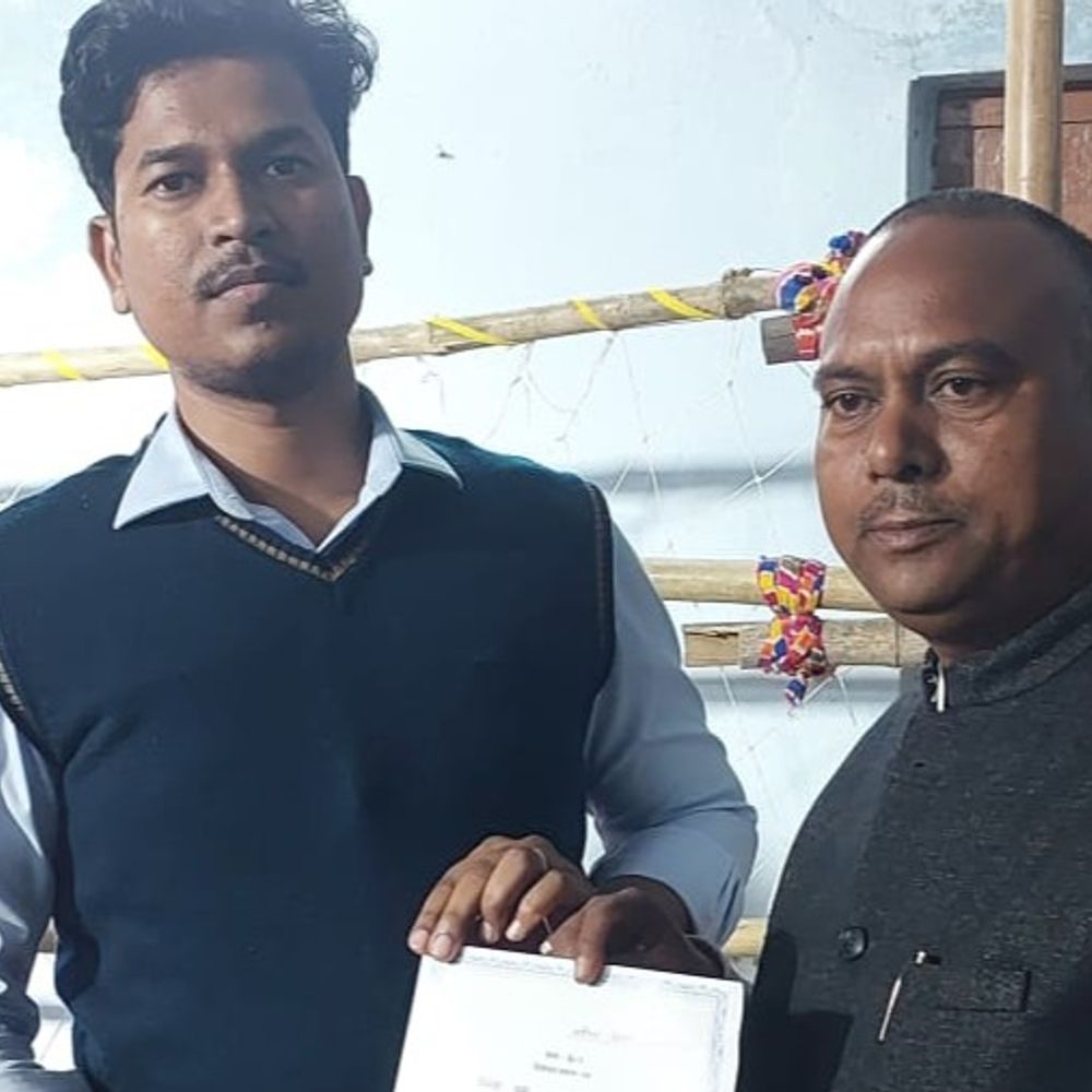 नीतीश को हराकर चौथी बार पैक्स अध्यक्ष बने नरेंद्र:भरौंधा पैक्स में 62.46 प्रतिशत मतदान, बीडीओ ने विजयी प्रत्याशी को प्रमाण पत्र सौंपा