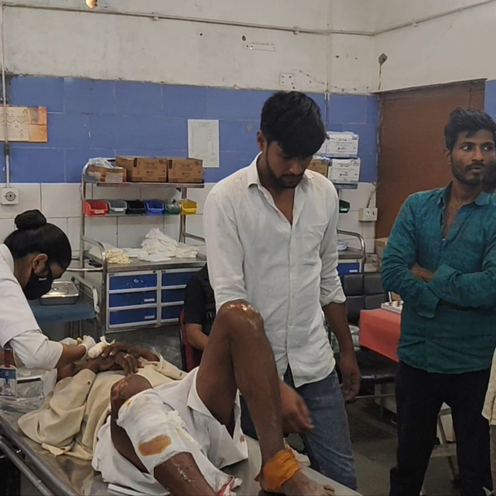 तेज रफ्तार पिकअप की चपेट में आए साइकिल सवार बुजुर्ग:औरंगाबाद में घर से बाजार जाते समय हादसा; ग्रामीणों ने ड्राइवर की पिटाई की