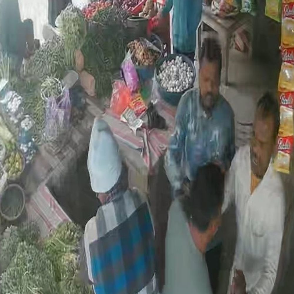 आजमगढ़ में दबंग ने की परचून की दुकान पर फायरिंग:हमले में बाल- बाल बचा युवक, 6 महीने पहले दी थी गाली