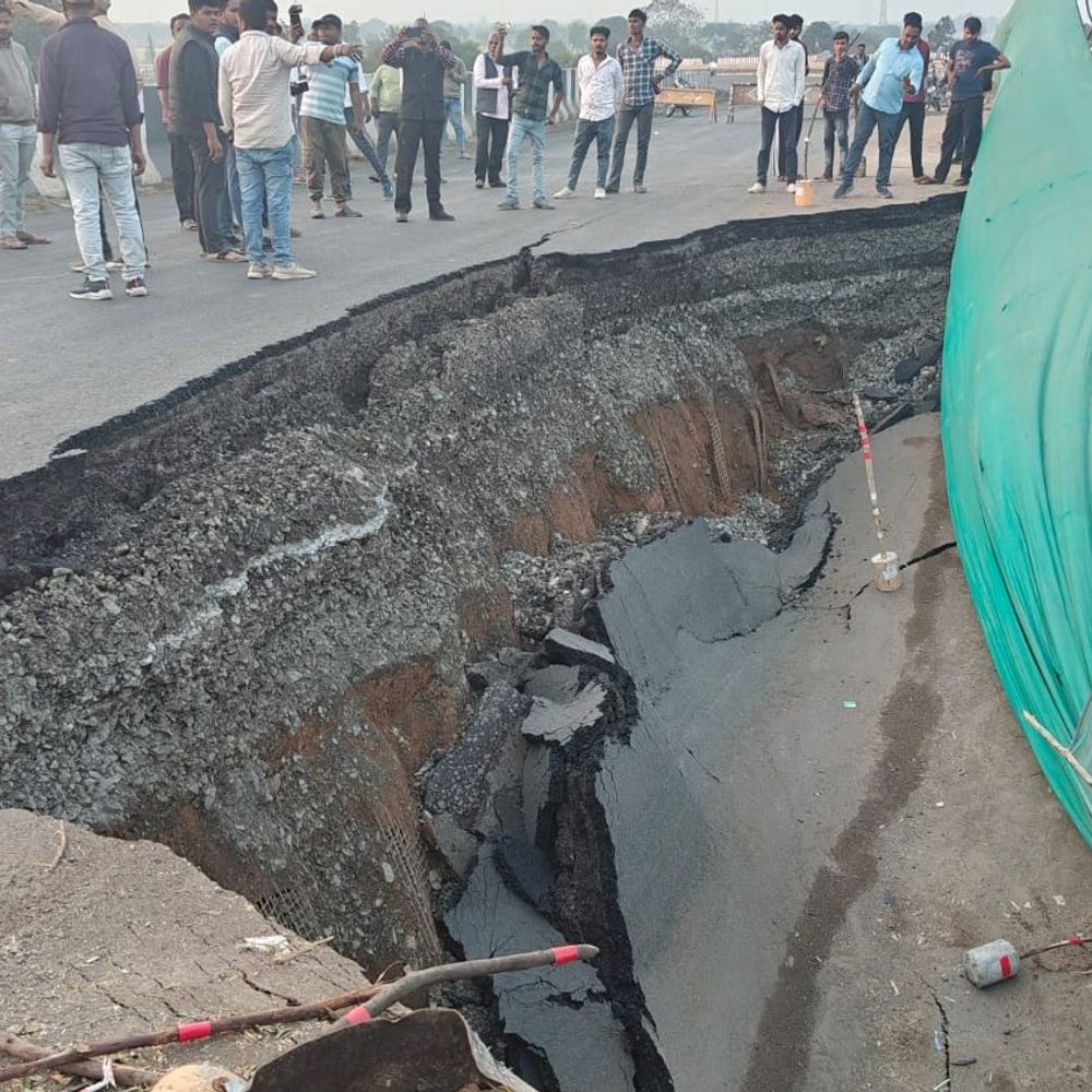 जबलपुर में नेशनल हाईवे ओवरब्रिज धंसने का मामला:ठेकेदार पहले से ब्लैकलिस्ट, कंस्ट्रक्शन कंपनी व जिम्मेदारों पर हुई एफआईआर