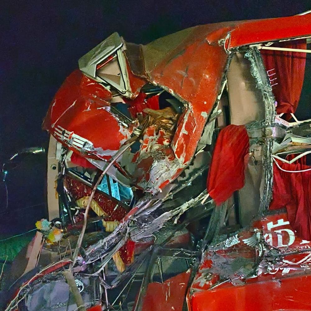 भिंड में NH-552 पर खड़े ट्रक से टकराई बस:लहार से दिल्ली जा रही थी, 6 यात्री घायल, तेज रफ्तार में होने से ड्राइबर ने खोया नियंत्रण