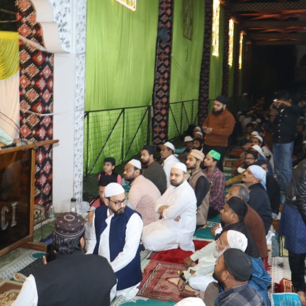 लखनऊ रमजान महीने में नमाजियों से भरी मस्जिदें:दूसरे दौर की तरावीह हुई शुरू , देश में अमन-शांति की दुआ हुई