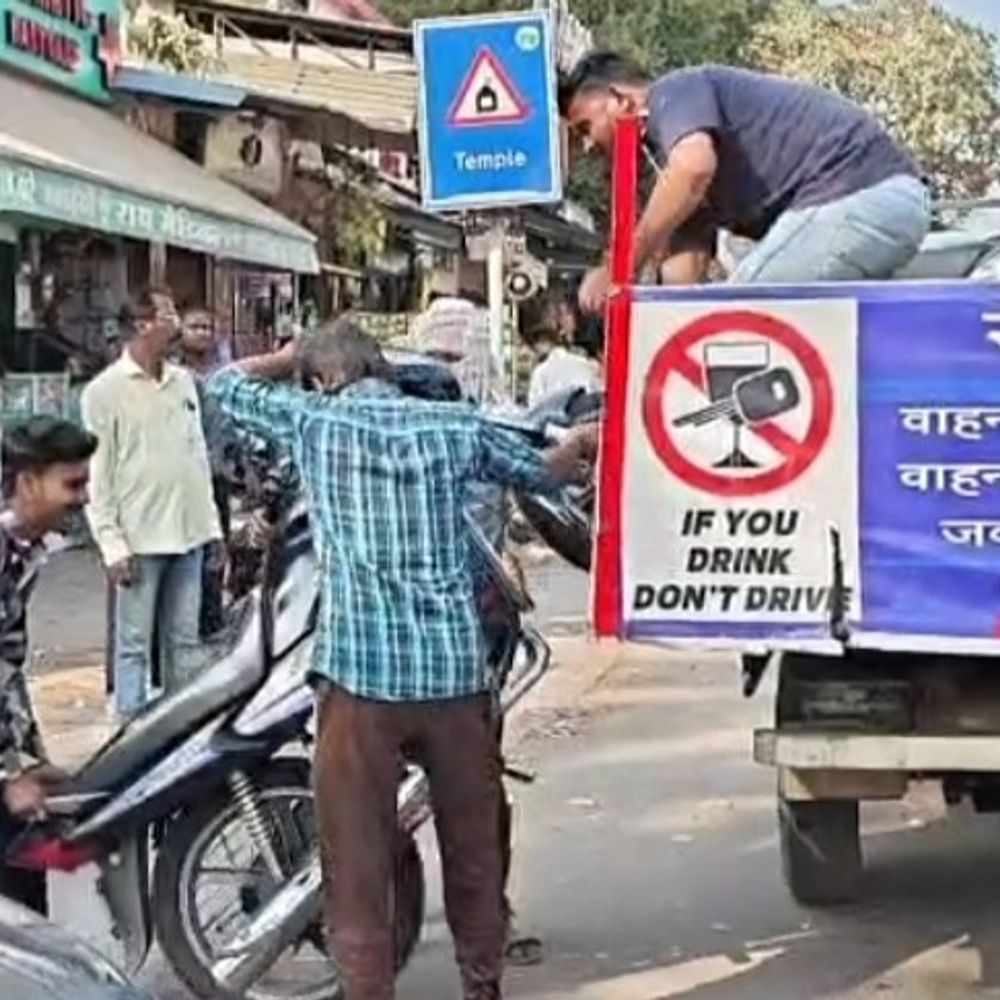 छिंदवाड़ा में ट्रैफिक व्यवस्था पर युवक कांग्रेस का प्रदर्शन:अस्पताल-स्कूल के पास लग रहा जाम, नो-पार्किंग के साथ पार्किंग से भी उठ रहीं गाड़ियां