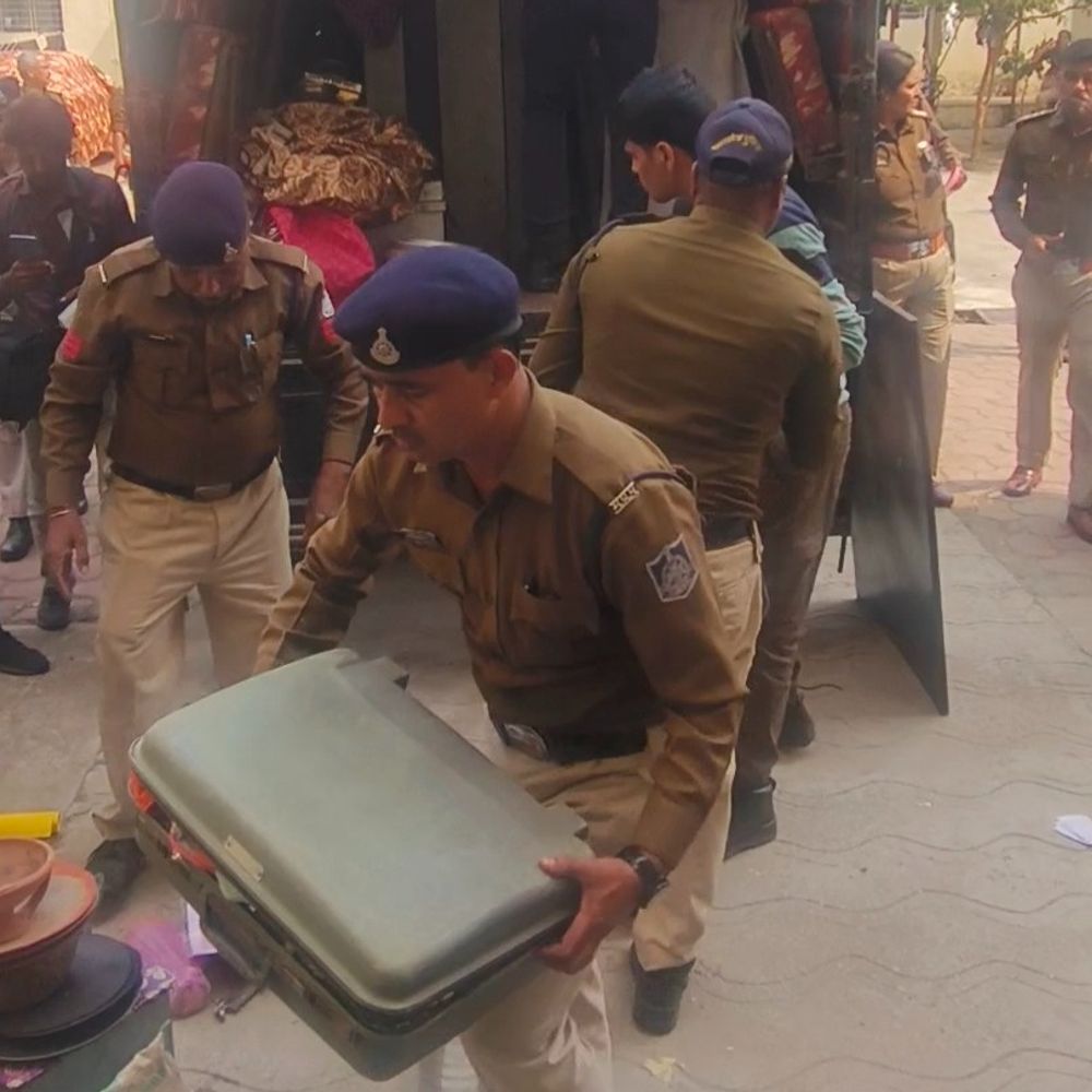 सरकारी क्वार्टर से आरक्षक के परिवार का कब्जा हटाया:दूसरी पत्नी 2 साल से जमाए थी कब्जा; पहली पत्नी ने दी थी जान देने की धमकी