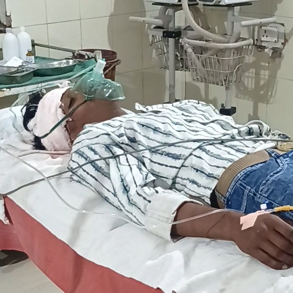 समस्तीपुर में बाइक-ट्रक के बीच टक्कर, एक की मौत:भाई PMCH रेफर, कॉलेज जाते समय गाड़ी ने मारी टक्कर