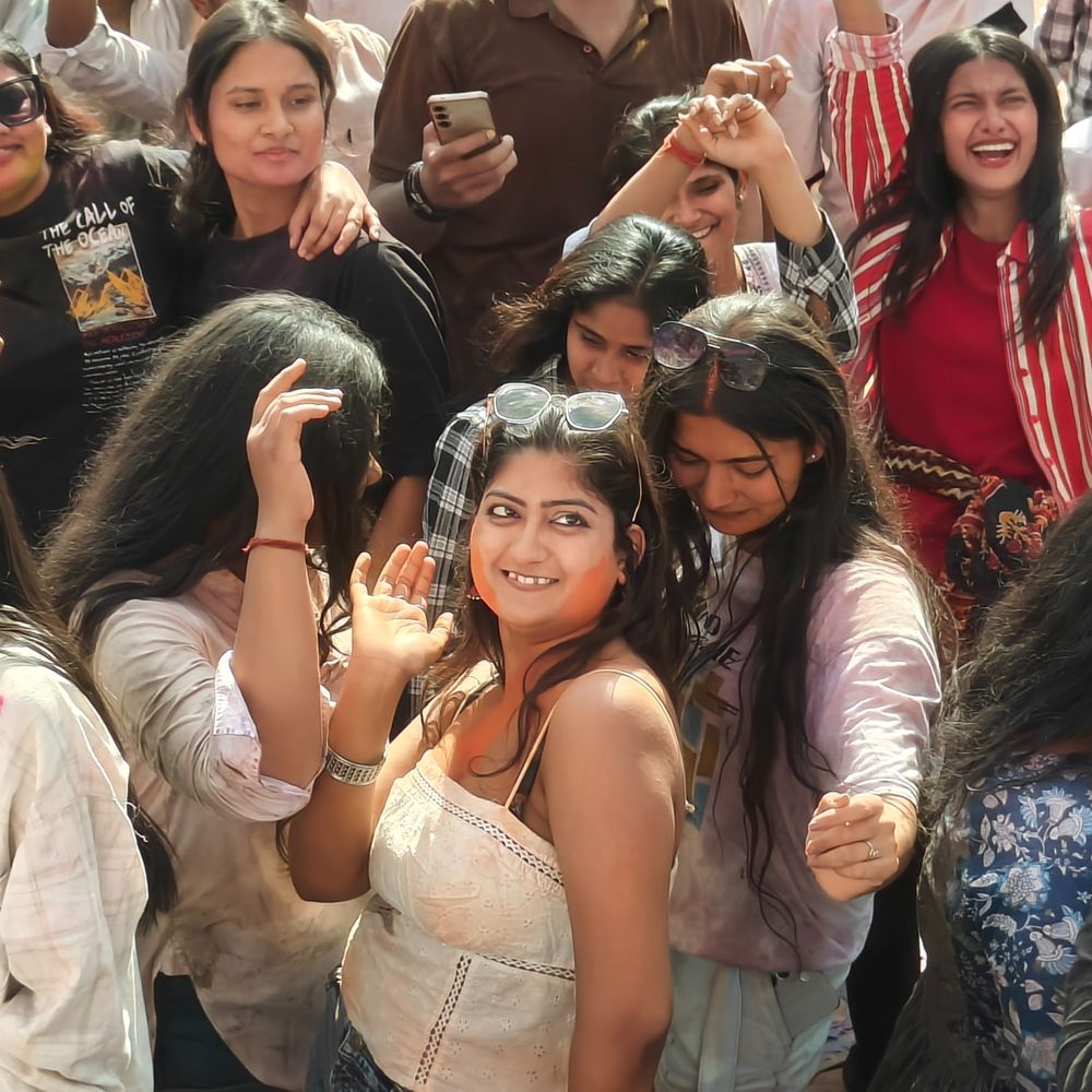 लखनऊ होली सेलिब्रेशन भोजपुरी गीत युवाओं की पहली पसंद:रंगों के साथ फूलों की होली , ‘दबदबा है, दबदबा बना रहेगा’ गीत पर बाहुबली स्टाईल में नाचे युवा