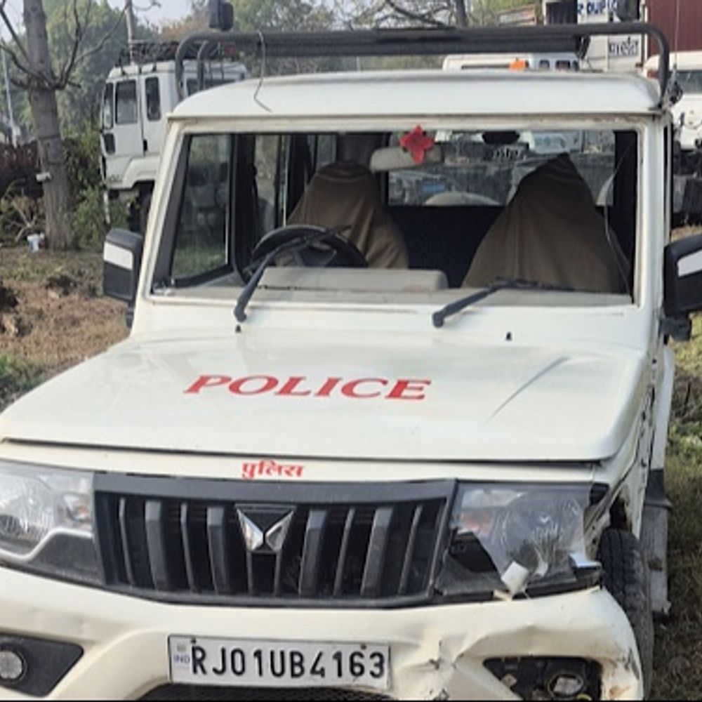 अजमेर में पिकअप ने पुलिस गाड़ी को मारी टक्कर:एएसआई सहित चालक घायल, अस्पताल में करवाया उपचार, गाड़ी हुई क्षतिग्रस्त