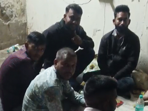 अजमेर के पीडब्ल्यूडी कैंपस में हुई पार्टी, VIDEO:ड्राइवर्स ने की शराब- नॉनवेज पार्टी, SE बोले- जांच कर कार्रवाई करेंगे