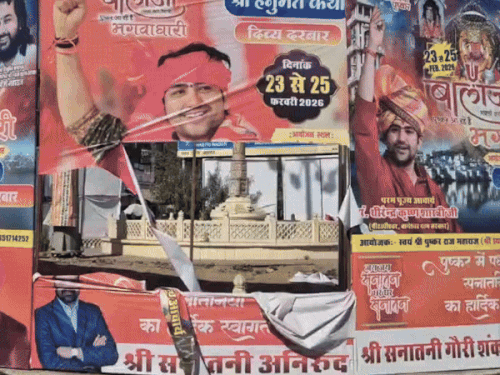 पंडित धीरेंद्र शास्त्री के पोस्टर फाड़ने पर विरोध:हिंदू संगठनों ने रास्ता जाम कर किया प्रदर्शन, पुलिस से कार्रवाई की मांग