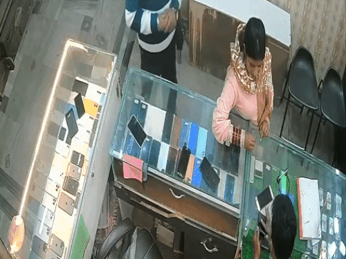 लुधियाना की मोबाइल मार्केट में बंटी बबली का कारनामा:बातों में उलझाकर iPhone 13 Mini ले उड़ा जोड़ा वीडियो आया सामने