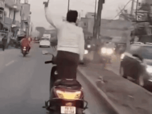 लुधियाना में महिला का स्टंट करते हुए वीडियो:चलती स्कूटी पर छोड़ दिए हाथ, फिर खड़े होकर किया डांस; पास से गुजरी PCR पर नहीं डरी महिला