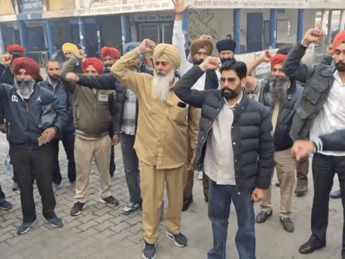 लुधियाना में पनबस-PRTC कर्मियों का प्रदर्शन:बस डिपो के बाहर जोरदार हंगामा, 11 को ‘चक्का जाम’ की चेतावनी